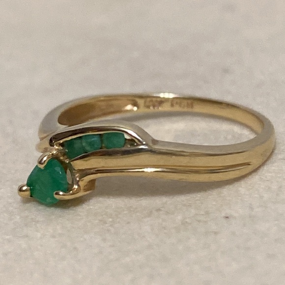 10K Gold Emerald Ring - Picture 4 of 8